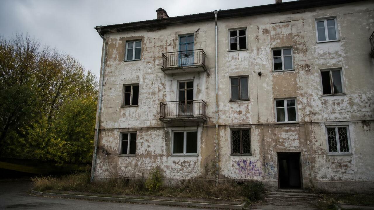 В Омске изымут барак на Раздольной после обрушения потолка В Омске приняли решение об изъятии аварийного д...